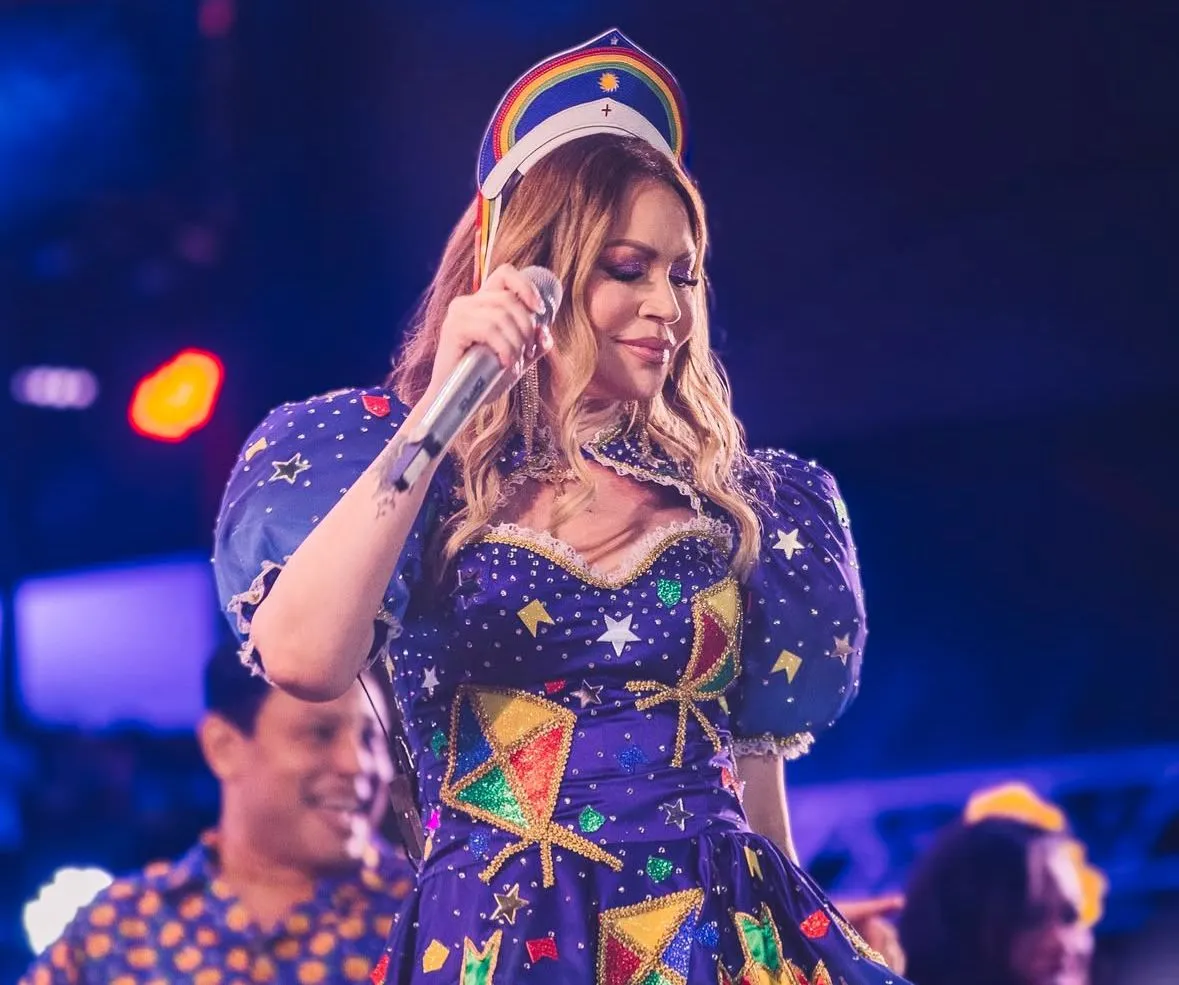 Solange Almeida canta em sessão que homenageia grupos juninos, como protagonistas da cultura popular no Ceará